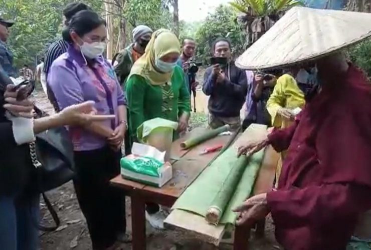 Bapanok Ajatn, Memasak Ketan dalam Bambu -RUAI.TV