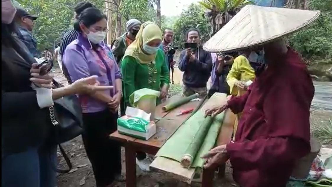 Bapanok Ajatn, Memasak Ketan dalam Bambu -RUAI.TV