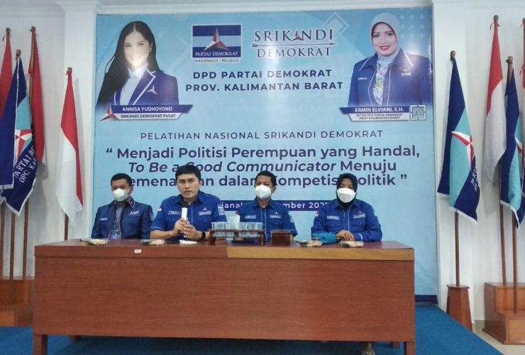 Pengurus DPP dan DPD Demokrat saat memberikan keterangan Pers di Pontianak, Selasa (23/11/2021). Foto: DOK/ruai.tv