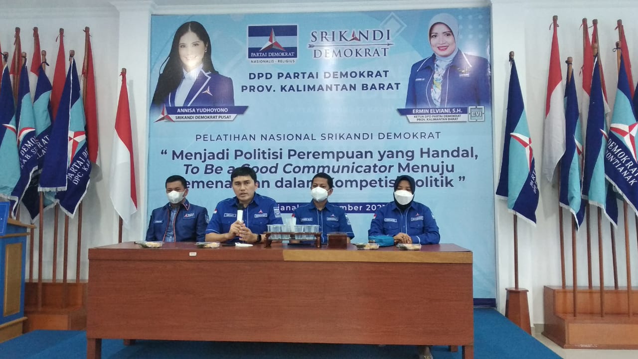 Pengurus DPP dan DPD Demokrat saat memberikan keterangan Pers di Pontianak, Selasa (23/11/2021). Foto: DOK/ruai.tv