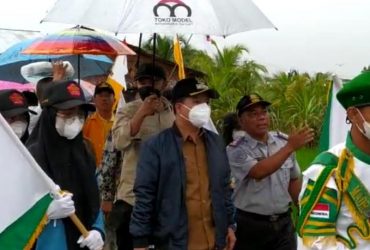 Rayakan HGN dan HUT PGRI Ke 76 Dibawah Guyuran Hujan - ruai.tv