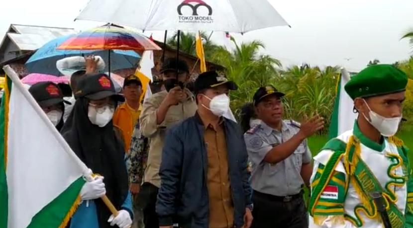 Rayakan HGN dan HUT PGRI Ke 76 Dibawah Guyuran Hujan - ruai.tv