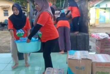 Banjir Mulai Surut, Parpol di Sekadau Tetap Bantu Korban - RUAI.TV
