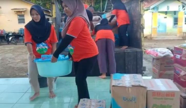 Banjir Mulai Surut, Parpol di Sekadau Tetap Bantu Korban - RUAI.TV