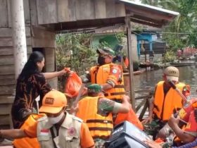 Babinsa Patungan Bantu Korban Banjir di Teribang