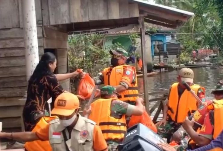 Babinsa Patungan Bantu Korban Banjir di Teribang