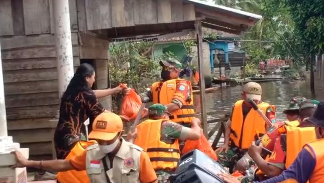 Babinsa Patungan Bantu Korban Banjir di Teribang