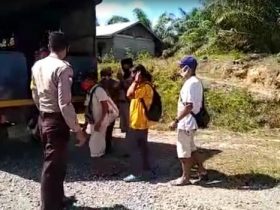 Demi Vaksin, Warga Perbatasan RI-Malaysia Numpang Truk Polisi - RUAI.TV