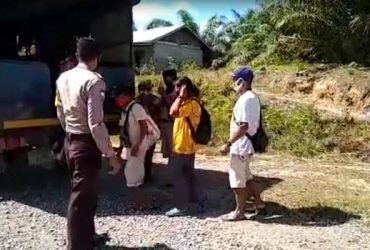 Demi Vaksin, Warga Perbatasan RI-Malaysia Numpang Truk Polisi - RUAI.TV
