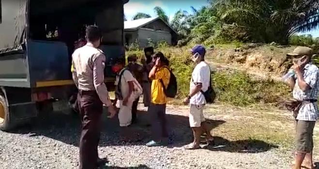 Demi Vaksin, Warga Perbatasan RI-Malaysia Numpang Truk Polisi - RUAI.TV