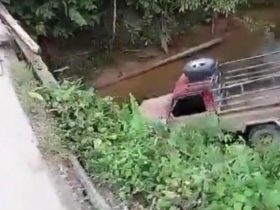 Mobil Terjun ke Sungai di Simpang Bunut Hulu