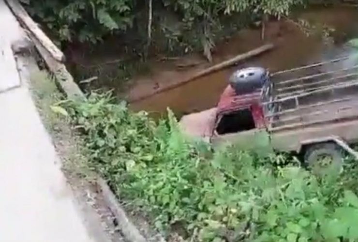 Mobil Terjun ke Sungai di Simpang Bunut Hulu