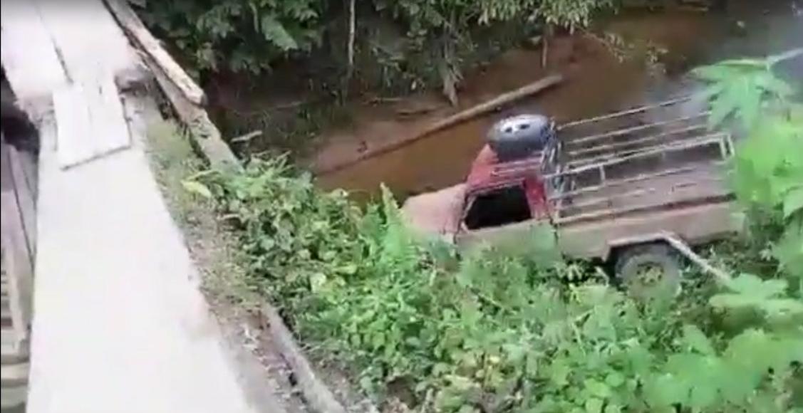 Mobil Terjun ke Sungai di Simpang Bunut Hulu