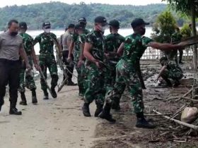 Bersih-bersih Sampah Banjir di Pusat Kota Sanggau - RUAI.TV