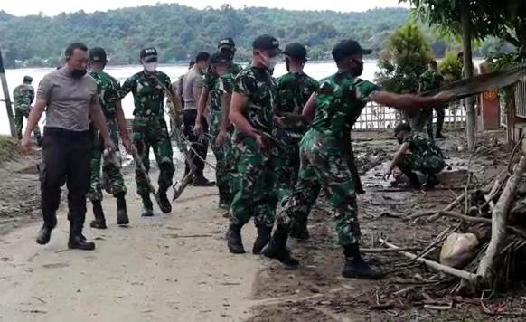 Bersih-bersih Sampah Banjir di Pusat Kota Sanggau - RUAI.TV