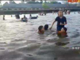 banjir jadi arena bermain anak-anak_ruai.tv