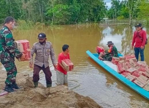 orang tak dikenal sumbang korban banjir