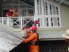 evakuasi korban banjir dari atap rumah_prokopim sintang_ruai tv