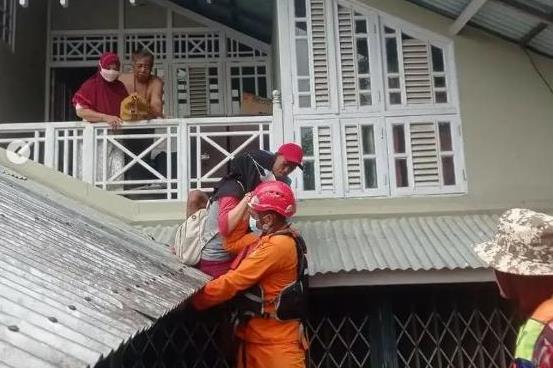 evakuasi korban banjir dari atap rumah_prokopim sintang_ruai tv