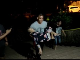 evakuasi lansia ke keraton sekadau karena banjir_ruai.tv