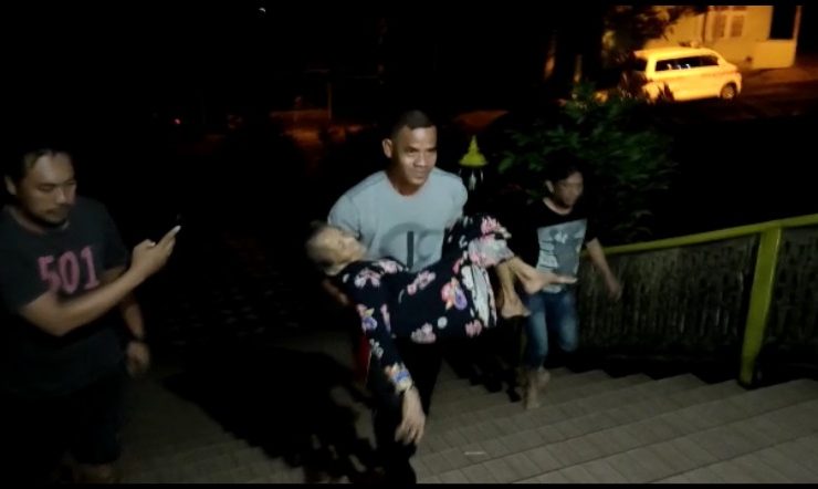 evakuasi lansia ke keraton sekadau karena banjir_ruai.tv