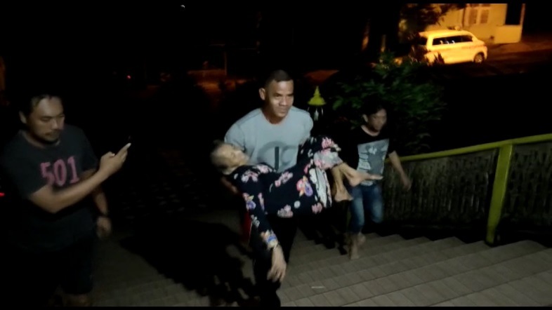 evakuasi lansia ke keraton sekadau karena banjir_ruai.tv