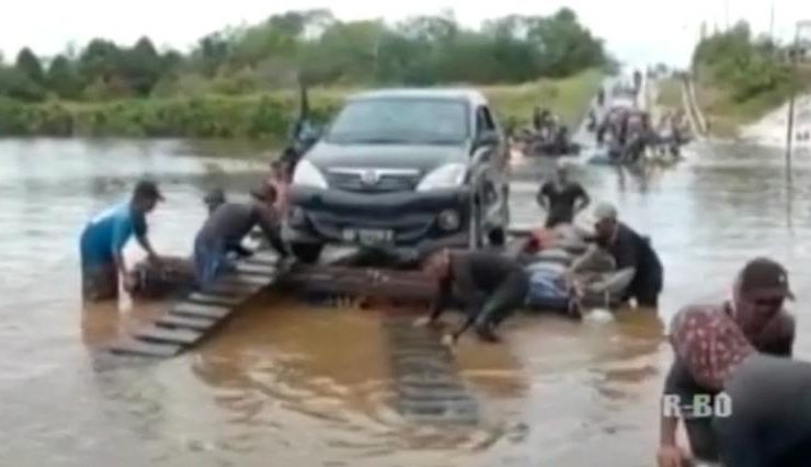 rakit penyeberangan banjir di sintang_ruai.tv
