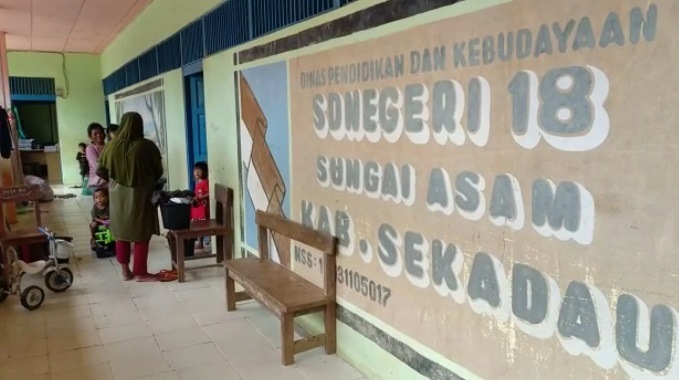 700 KK Korban Banjir Sekadau Mengungsi