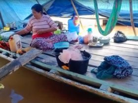 Kisah Korban Banjir yang Ngungsi di Perahu dan Lanting