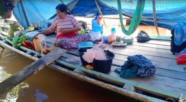 Kisah Korban Banjir yang Ngungsi di Perahu dan Lanting