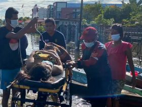 Tim Evakuasi Orang Sakit Saat Banjir Sintang