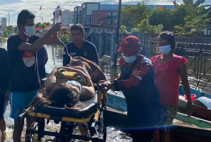 Tim Evakuasi Orang Sakit Saat Banjir Sintang