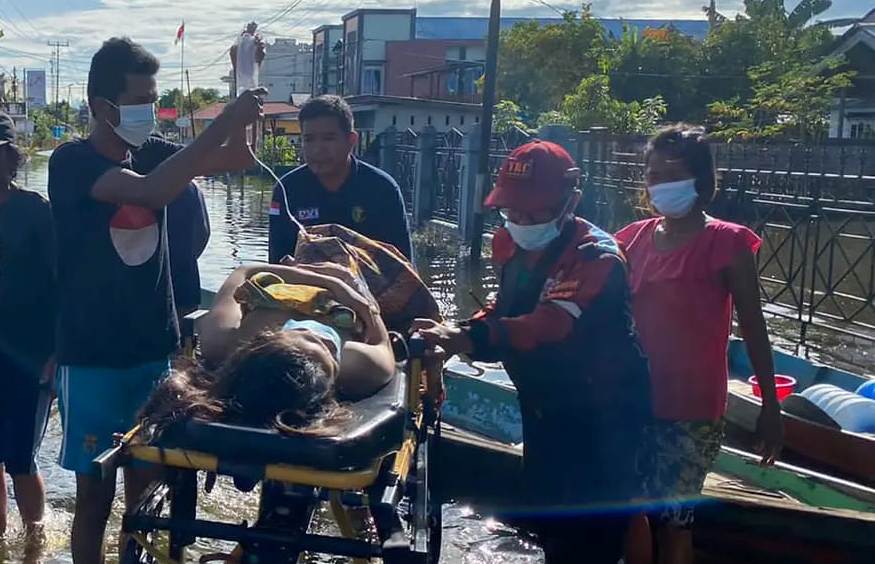 Tim Evakuasi Orang Sakit Saat Banjir Sintang