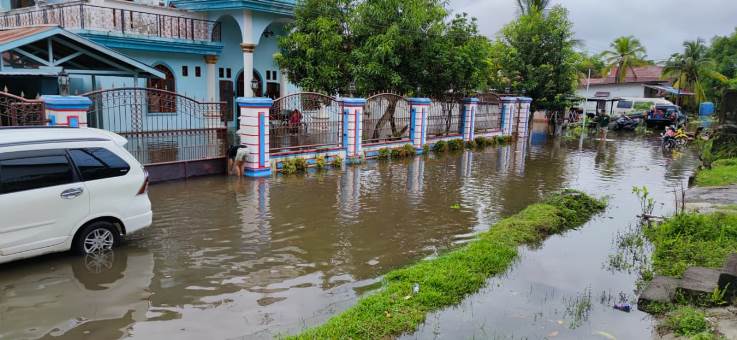 rumah mantan bupati sintang terdampak banjir_ruai.tv