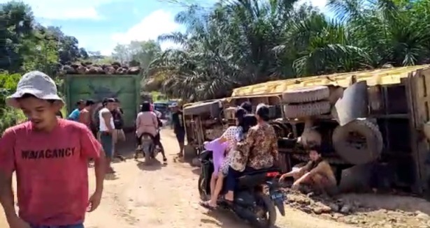 Truk Sawit Terguling di Desa Mamek