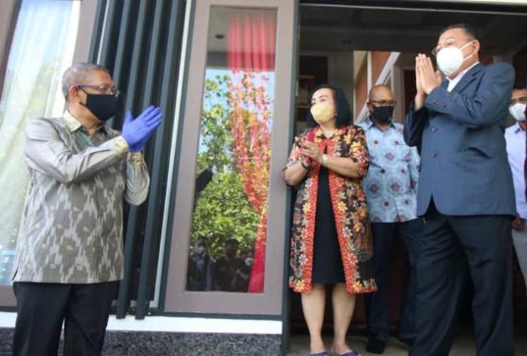 Gubernur Midji Kunjungi Landak di Hari Natal