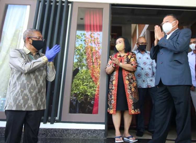 Gubernur Midji Kunjungi Landak di Hari Natal