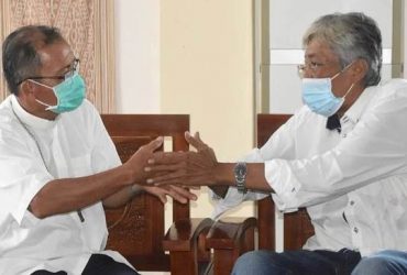 Bupati Sintang Kunjungi Uskup Samuel dalam Momen Natal