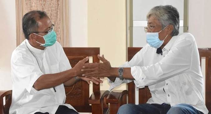 Bupati Sintang Kunjungi Uskup Samuel dalam Momen Natal