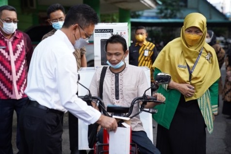 Penyandang Disabilitas di Pontianak Ini Terima Motor Listrik