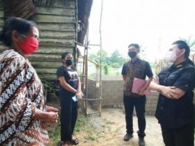 212 Warga Landak Terima Bedah Rumah