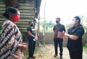 212 Warga Landak Terima Bedah Rumah