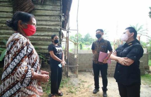 212 Warga Landak Terima Bedah Rumah