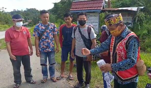 Ritual Panggil Semangat di Lokasi Kecelakaan