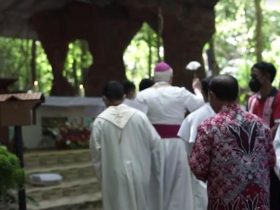 Uskup Sanggau Berkati Gua Maria Bintang Timur Riam Rojat