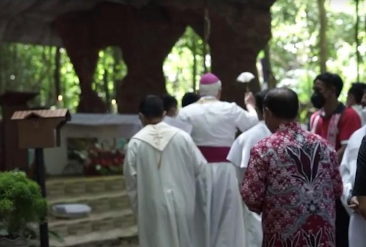 Uskup Sanggau Berkati Gua Maria Bintang Timur Riam Rojat