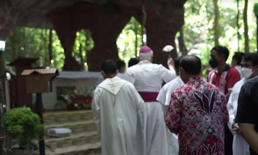 Uskup Sanggau Berkati Gua Maria Bintang Timur Riam Rojat