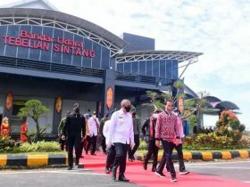 Presiden Kenakan Jaket Motif Tenun Ikat di Sintang