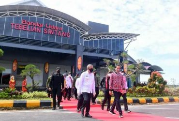 Presiden Kenakan Jaket Motif Tenun Ikat di Sintang