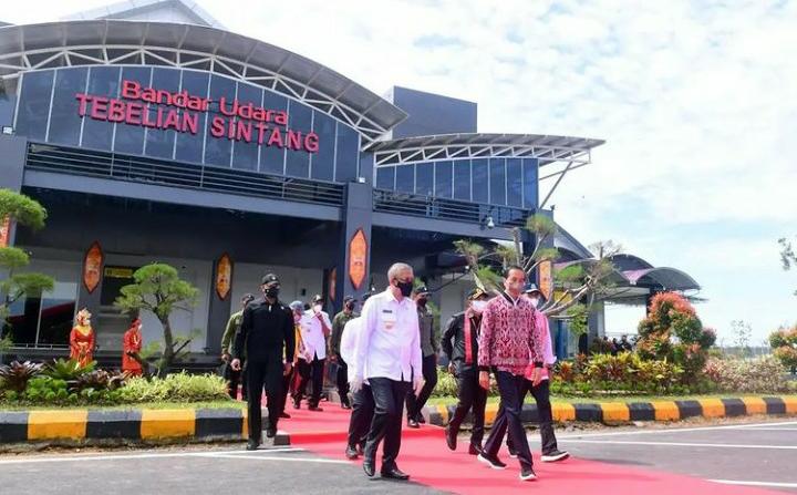 Presiden Kenakan Jaket Motif Tenun Ikat di Sintang